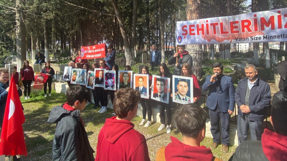 18 Mart Çanakkale zaferi ve şehitlerimizi anma etkinliği çerçevesinde Şehit Sedat  Pelit lisesi olarak İznik şehitliğine  bir yürüyüş gerçekleştirdik.